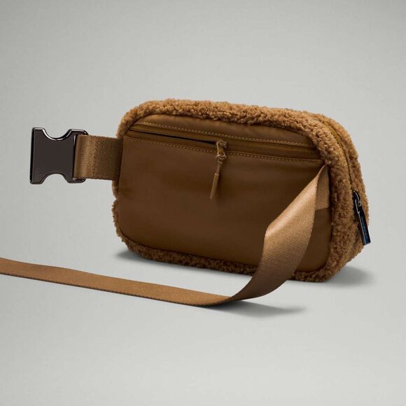 LULU🍋 Everywhere Fleece Belt Bag in Burnt Camel - Picture 5 of 5